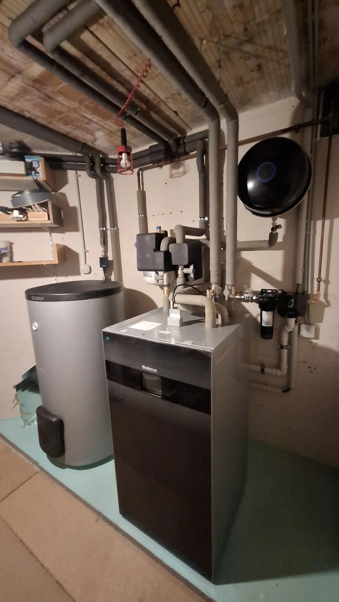 Verrohrung und Armaturen über dem Innengerät im Technikraum